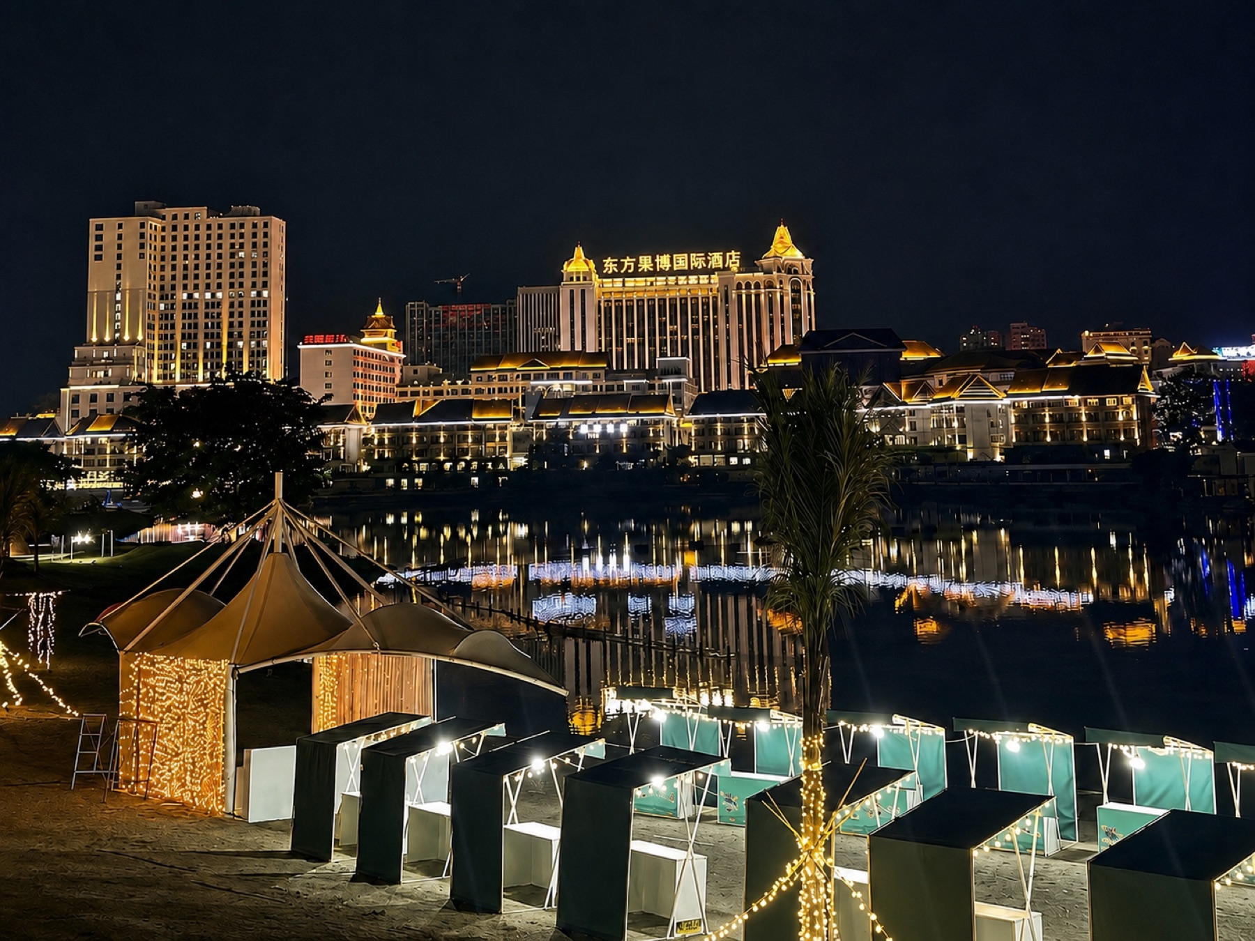 果敢老街夜景与酒店建筑