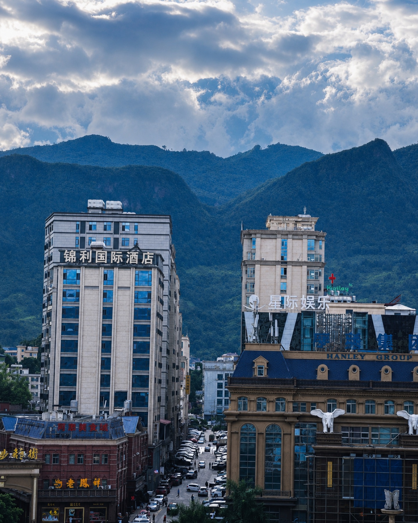 果敢老街城市与山景